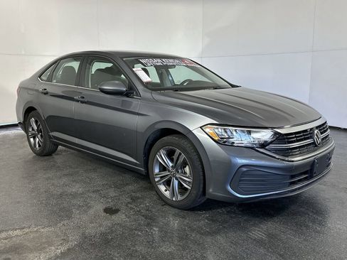 Used 2024 Volkswagen Jetta SE image 3