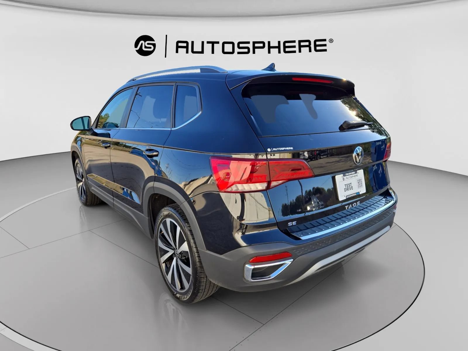 Used 2024 Volkswagen Taos SE w/ Panoramic Sunroof Package FWD image 6