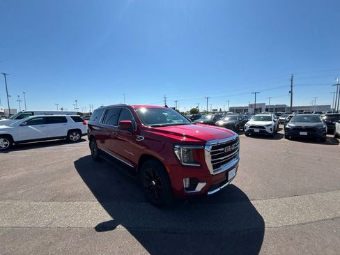 Used 2021 GMC Yukon XL SLT w/ SLT Luxury Plus Package AWD/4WD image 3