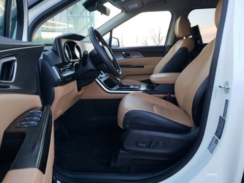 Used 2024 Kia Carnival LX image 16