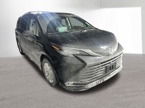 Certified 2024 Toyota Sienna Platinum image 1