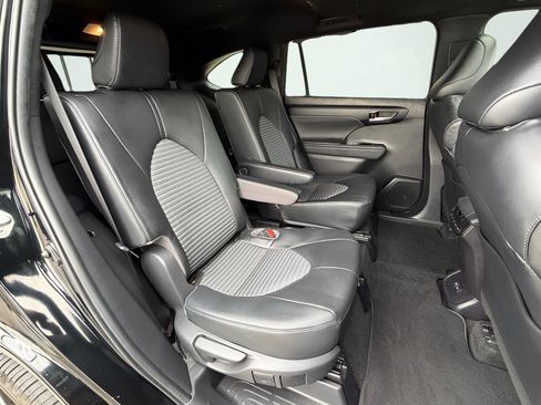 Used 2023 Toyota Highlander XSE FWD image 32