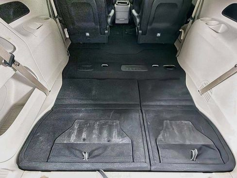 Used 2024 Chrysler Pacifica Touring-L FWD image 17