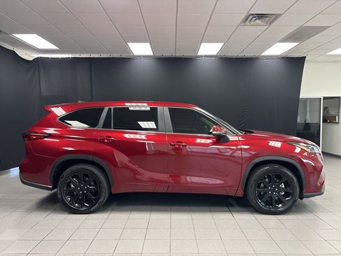 Used 2023 Toyota Highlander LE FWD image 2