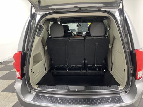 Used 2018 Dodge Grand Caravan SXT image 17