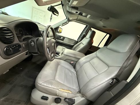 Used 2004 Ford Expedition XLT image 16