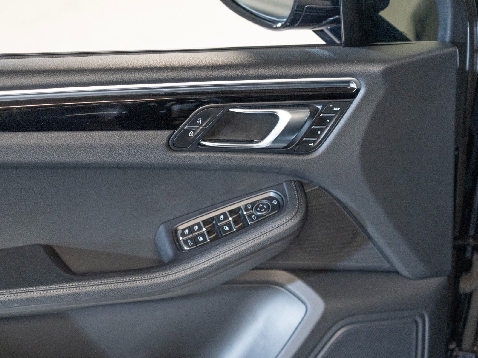 Certified 2023 Porsche Macan AWD/4WD image 17