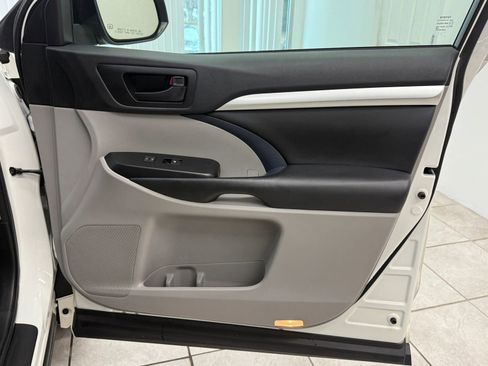 Used 2017 Toyota Highlander Plus image 25