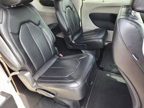Used 2023 Chrysler Pacifica Touring-L FWD image 11