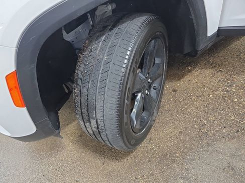 Used 2025 Jeep Grand Cherokee Altitude image 30