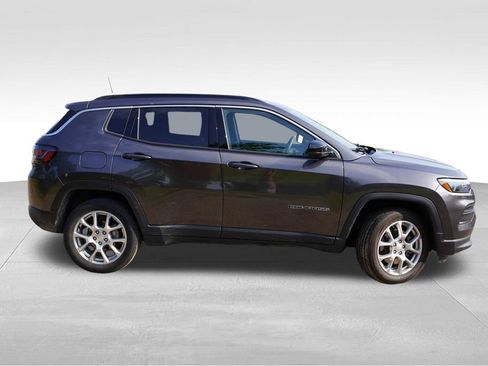 Certified 2023 Jeep Compass Latitude w/ Sun and Sound Group AWD/4WD image 3