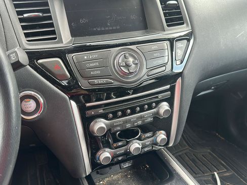 Used 2020 Nissan Pathfinder SV AWD/4WD image 16