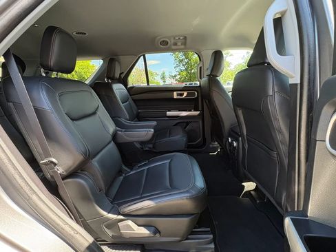 Used 2022 Ford Explorer XLT w/ Equipment Group 202A AWD/4WD image 34