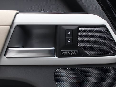 Used 2023 Land Rover Defender 110 X-Dynamic SE AWD/4WD image 35