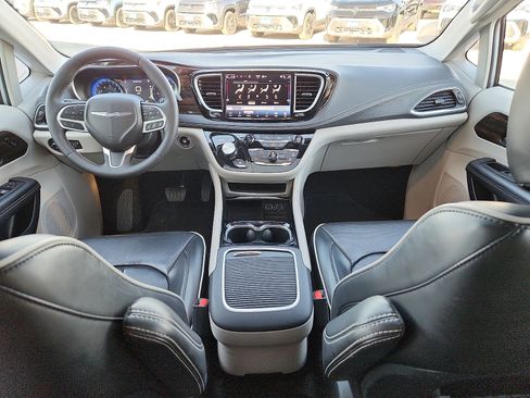 Used 2024 Chrysler Pacifica Limited image 11
