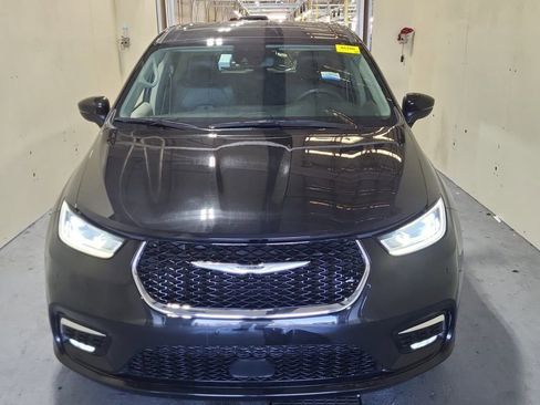 Used 2023 Chrysler Pacifica Touring-L image 6