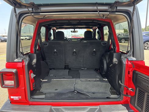 Used 2019 Jeep Wrangler Unlimited Sahara AWD/4WD image 8