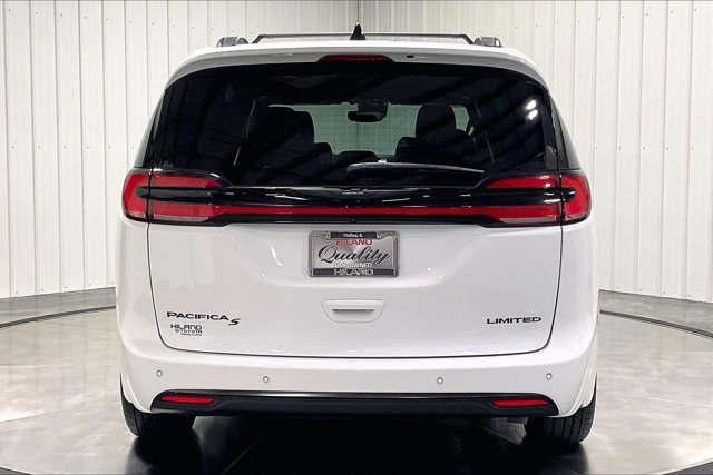 Used 2025 Chrysler Pacifica Limited FWD image 4