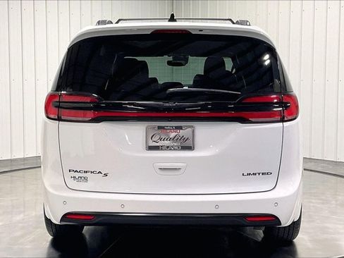 Used 2025 Chrysler Pacifica Limited FWD image 4