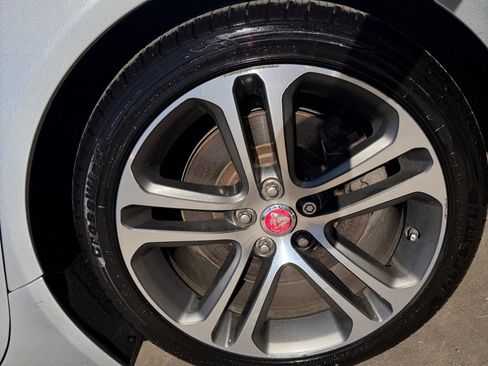 Used 2017 Jaguar XE Premium image 21