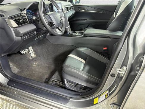 Used 2025 Toyota Camry SE FWD image 9