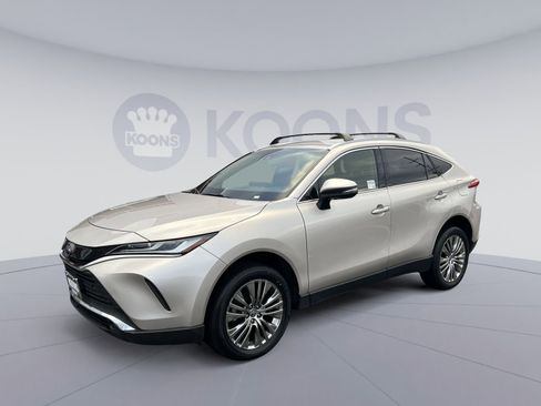 Used 2022 Toyota Venza XLE image 1