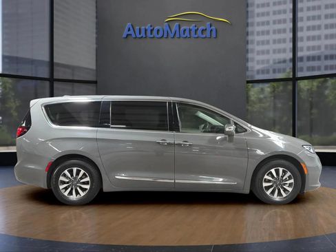 Used 2022 Chrysler Pacifica Limited FWD image 13