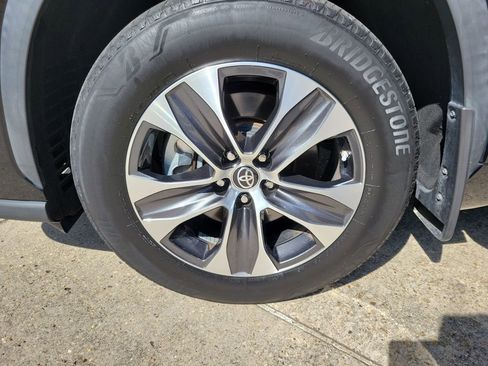 Used 2023 Toyota Highlander XLE FWD image 41