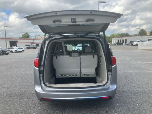 Used 2017 Chrysler Pacifica Limited image 17