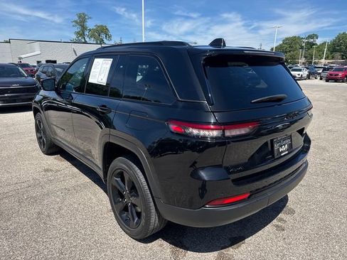 Used 2023 Jeep Grand Cherokee Altitude AWD/4WD image 3
