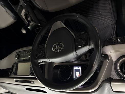 Used 2018 Toyota RAV4 Limited FWD image 18