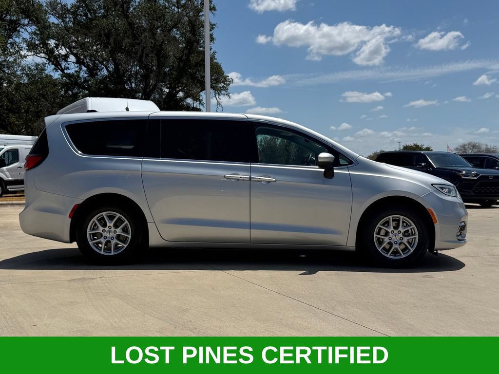 Used 2023 Chrysler Pacifica Touring-L FWD image 5