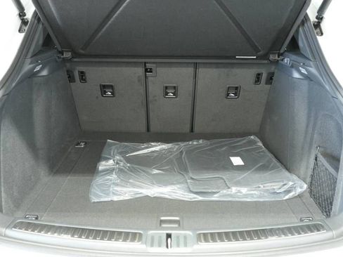 Certified 2025 Porsche Macan AWD/4WD image 28