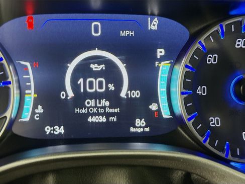 Used 2023 Chrysler Pacifica Touring-L FWD image 13