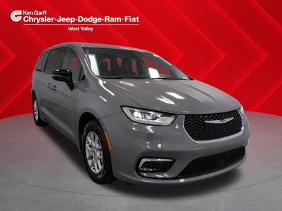 New 2025 Chrysler Pacifica Select