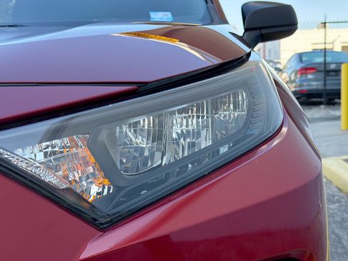 Used 2020 Toyota RAV4 LE image 9