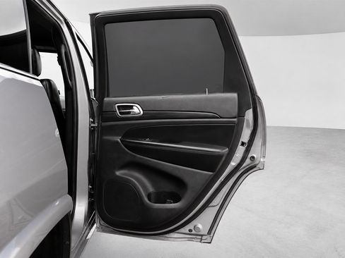 Used 2020 Jeep Grand Cherokee Altitude RWD image 13