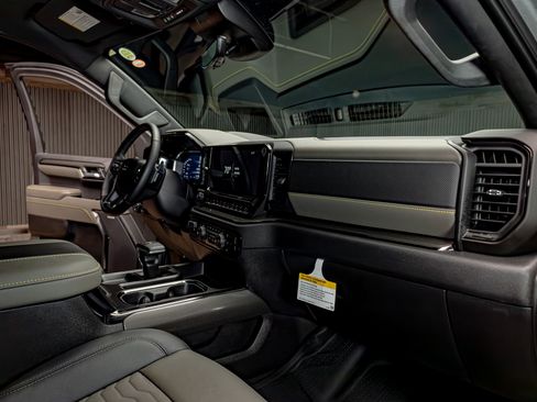 Used 2024 Chevrolet Silverado 1500 ZR2 w/ Technology Package image 20