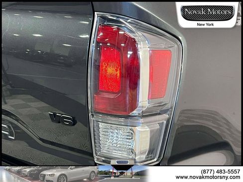 Used 2022 Toyota Tacoma TRD Sport image 11