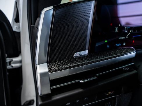 Used 2025 Cadillac Escalade ESV V image 38