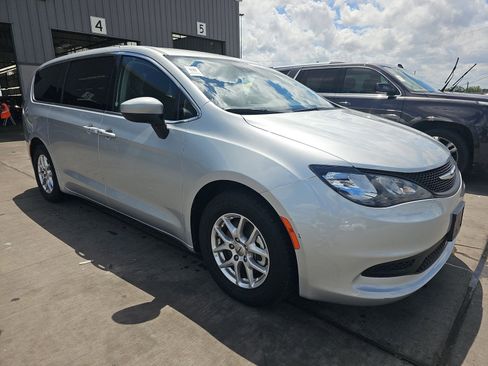 Used 2023 Chrysler Voyager LX image 4