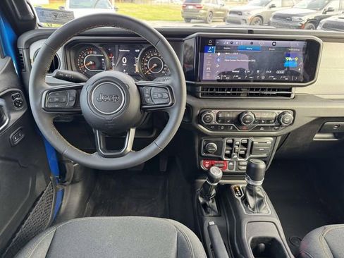 Used 2024 Jeep Gladiator Sport image 2