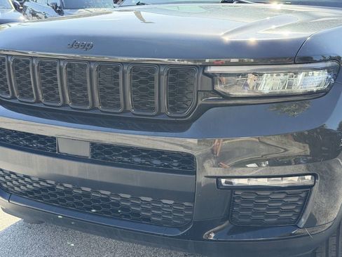 Used 2022 Jeep Grand Cherokee L Limited w/ Black Appearance Package AWD/4WD image 9