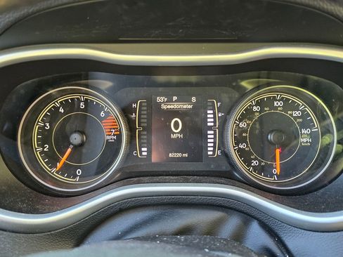 Used 2018 Jeep Cherokee Latitude Plus w/ Cold Weather Group AWD/4WD image 22