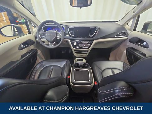 Used 2023 Chrysler Pacifica Touring-L FWD image 27