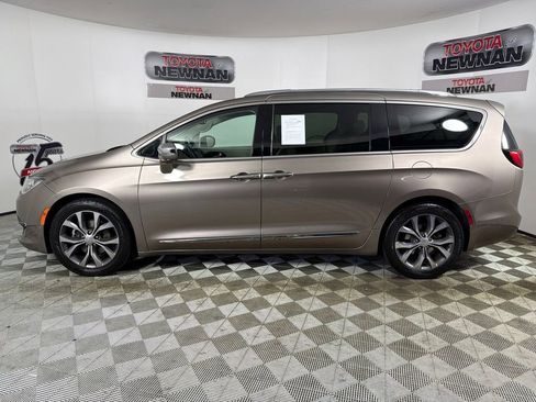 Used 2018 Chrysler Pacifica Limited w/ Tire & Wheel Group FWD image 8