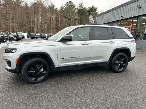 Used 2023 Jeep Grand Cherokee Limited w/ Black Appearance Package image 10