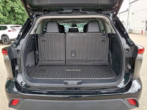 Used 2023 Toyota Highlander XLE AWD/4WD image 30