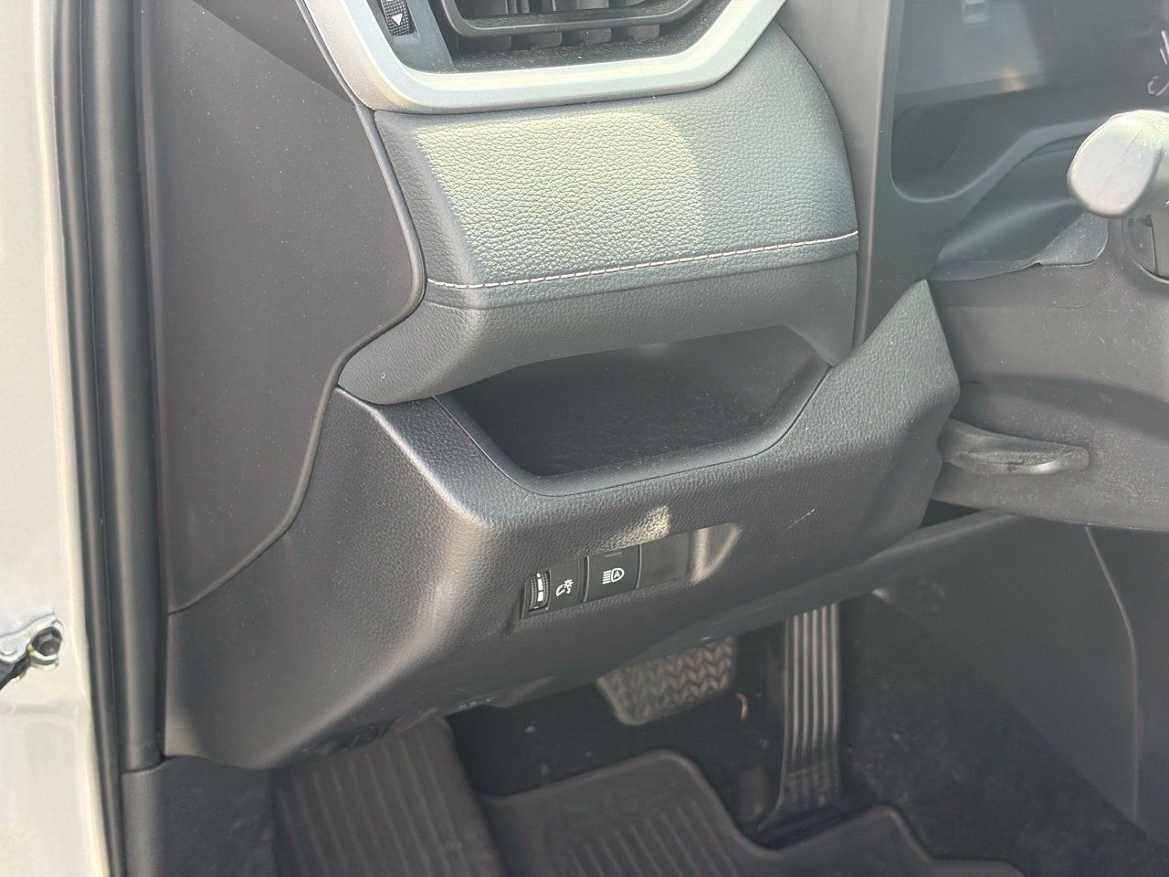 Used 2025 Toyota RAV4 XLE AWD/4WD image 8