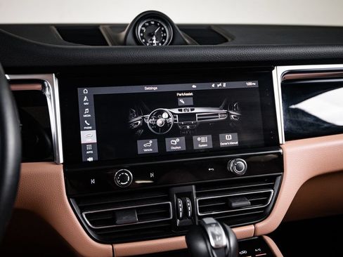 Certified 2023 Porsche Macan AWD/4WD image 18